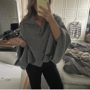 Grå poncho Zara  - Säljer min as snygga poncho från Zara , köpte på Plick förra året använd kanske en gång , super bra skick , mysig och skön , storlek S 