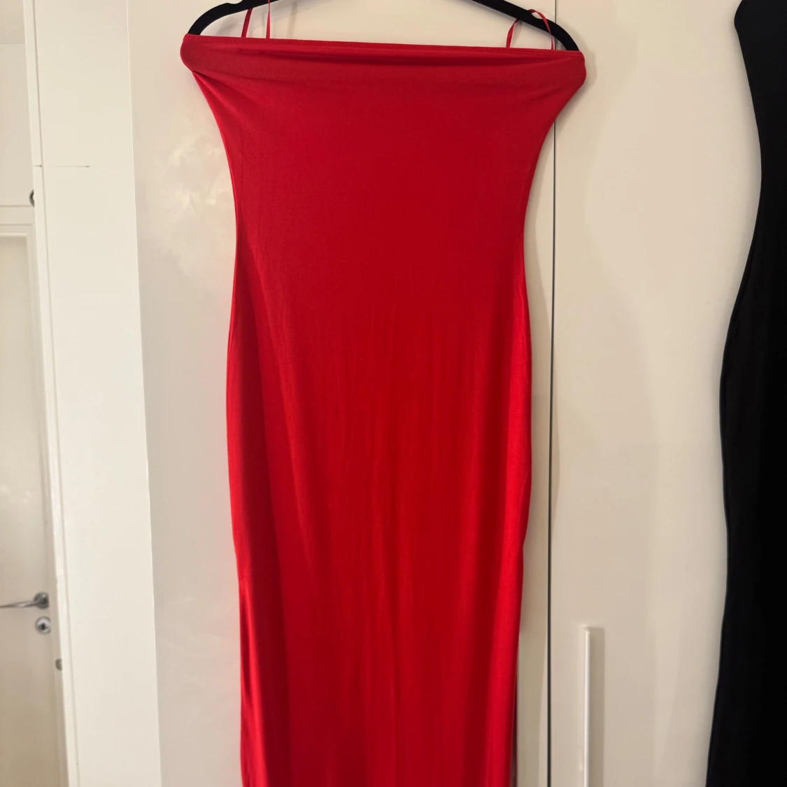 Röd axelbandslös långklänning