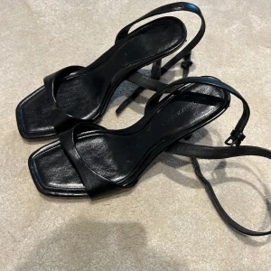 Svarta klackar från stradivarius - Stilrena svarta klackskor från stradivarius i storlek 39. Använda fåtal gånger så de är i bra skick.