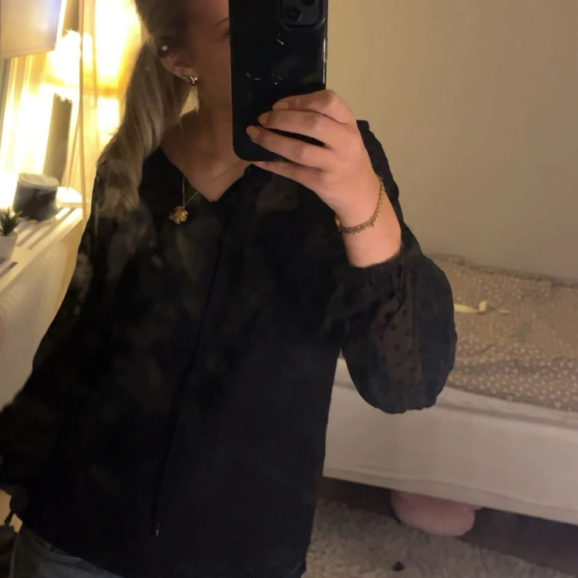 Svart blus med prickiga ärmar - 1