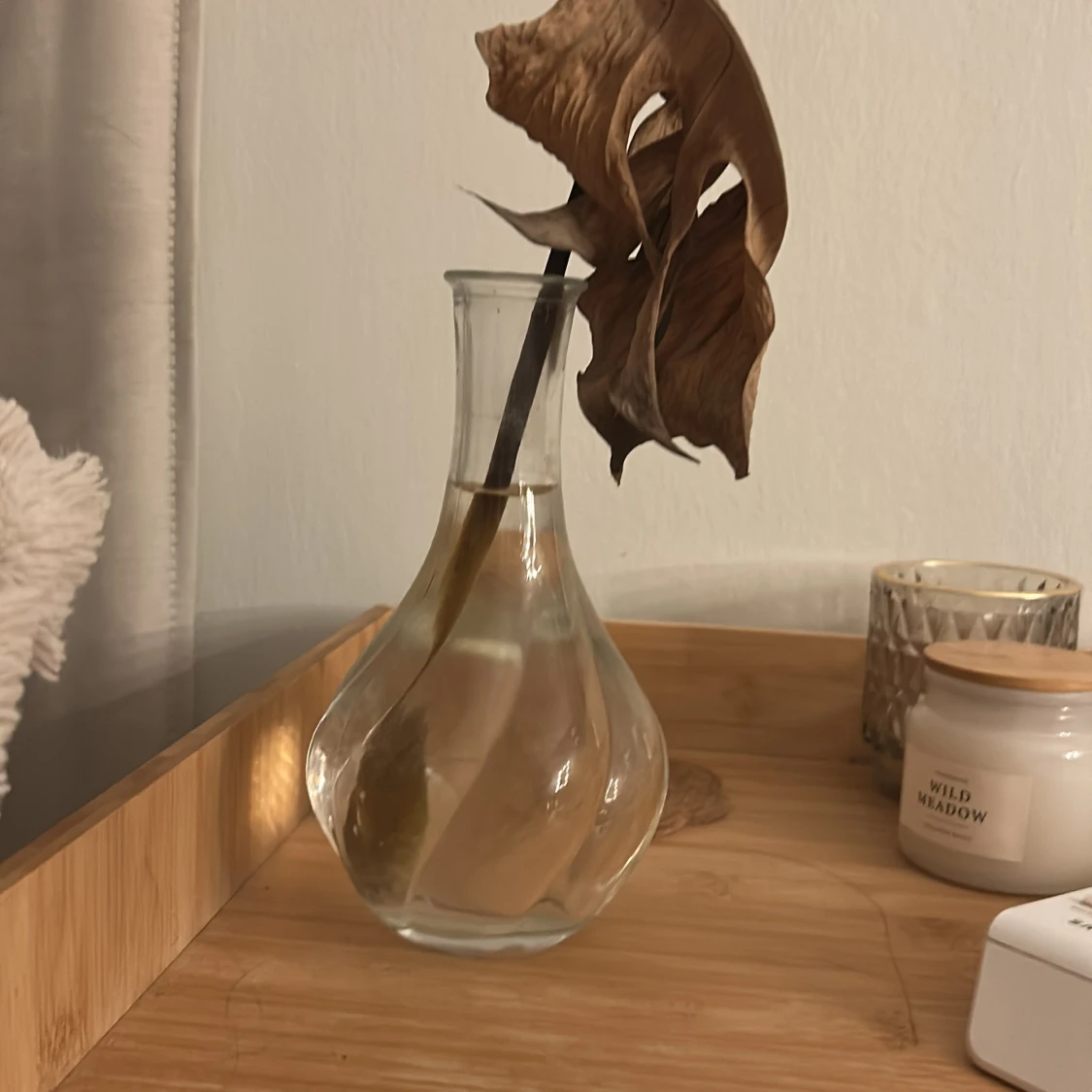 Fin ytlig vas med fin blomma