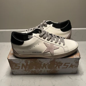 Golden goose skor - Riktigt feta golden goose sneakers, storlek 44! Smått användna men knappt att man ser det! Ser sprillans nyta ut! Inköpt tidigare från merchsweden sedan köpt av oss från förra ägaren och vi har gjort en rengöring! Skick 9/10