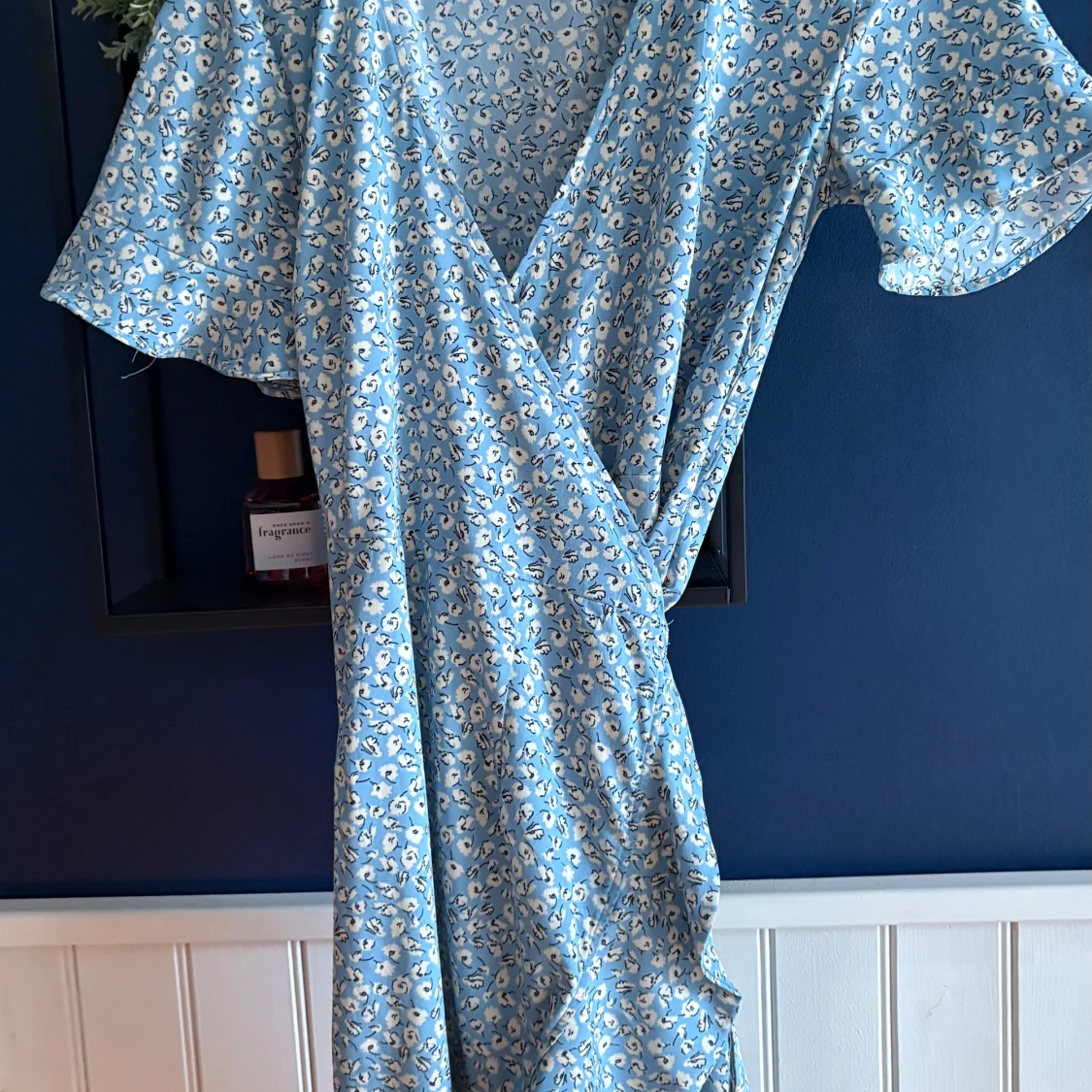 Blommig omlottklänning från ONLY