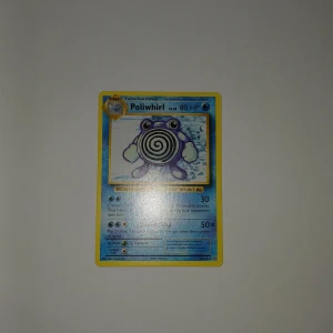 Poliwhirl - Samlarkort från Pokémon med den klassiska vatten-Pokémonen Poliwhirl. Perfekt för dig som gillar Pokémon, samlar på kort eller vill ha något unikt att visa upp för vänner. Kortet har cool design och är en rolig del av Pokémonvärlden!