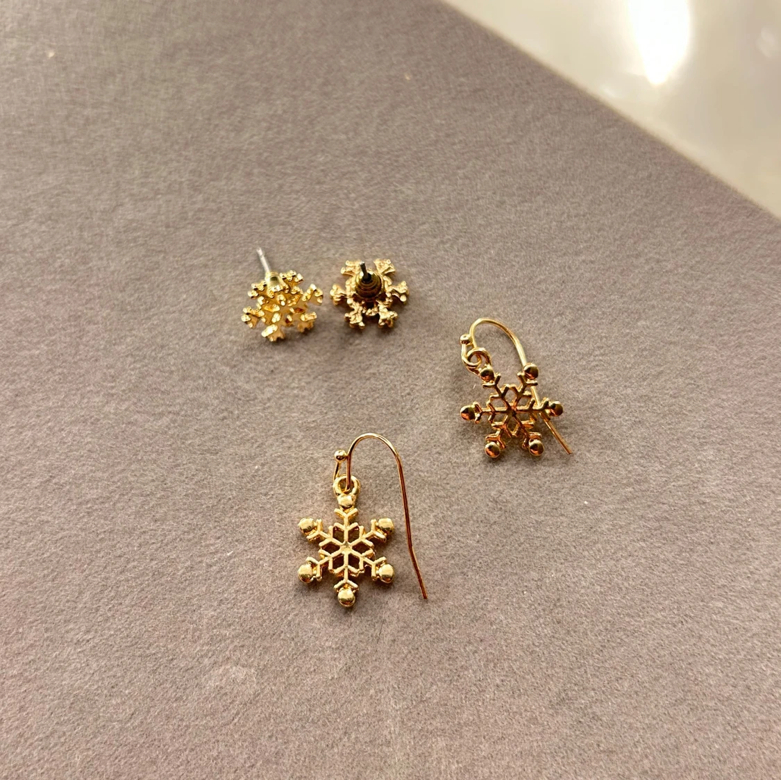 Guldiga snöflingeörhängen i två modeller - 2