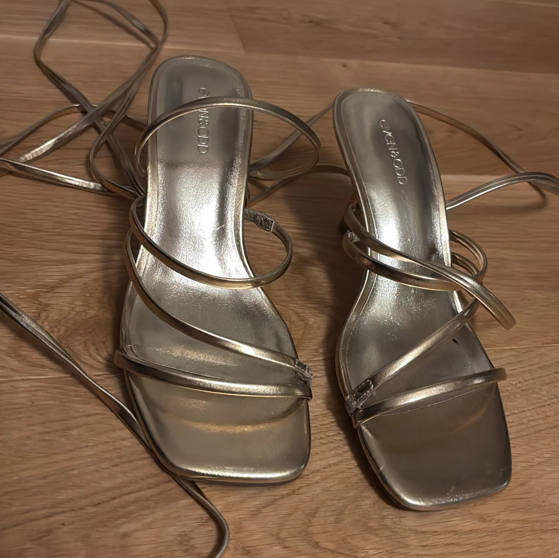 Guldiga klackar med snörning från Even&Odd - 1