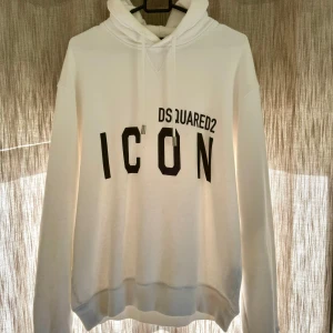 Vit hoodie från Dsquared2 ICON - Vit hoodie från Dsquared2 i storlek M. Köpt ny för 6000kr. Använd två gånger sen dess. Mitt pris är 2000kr