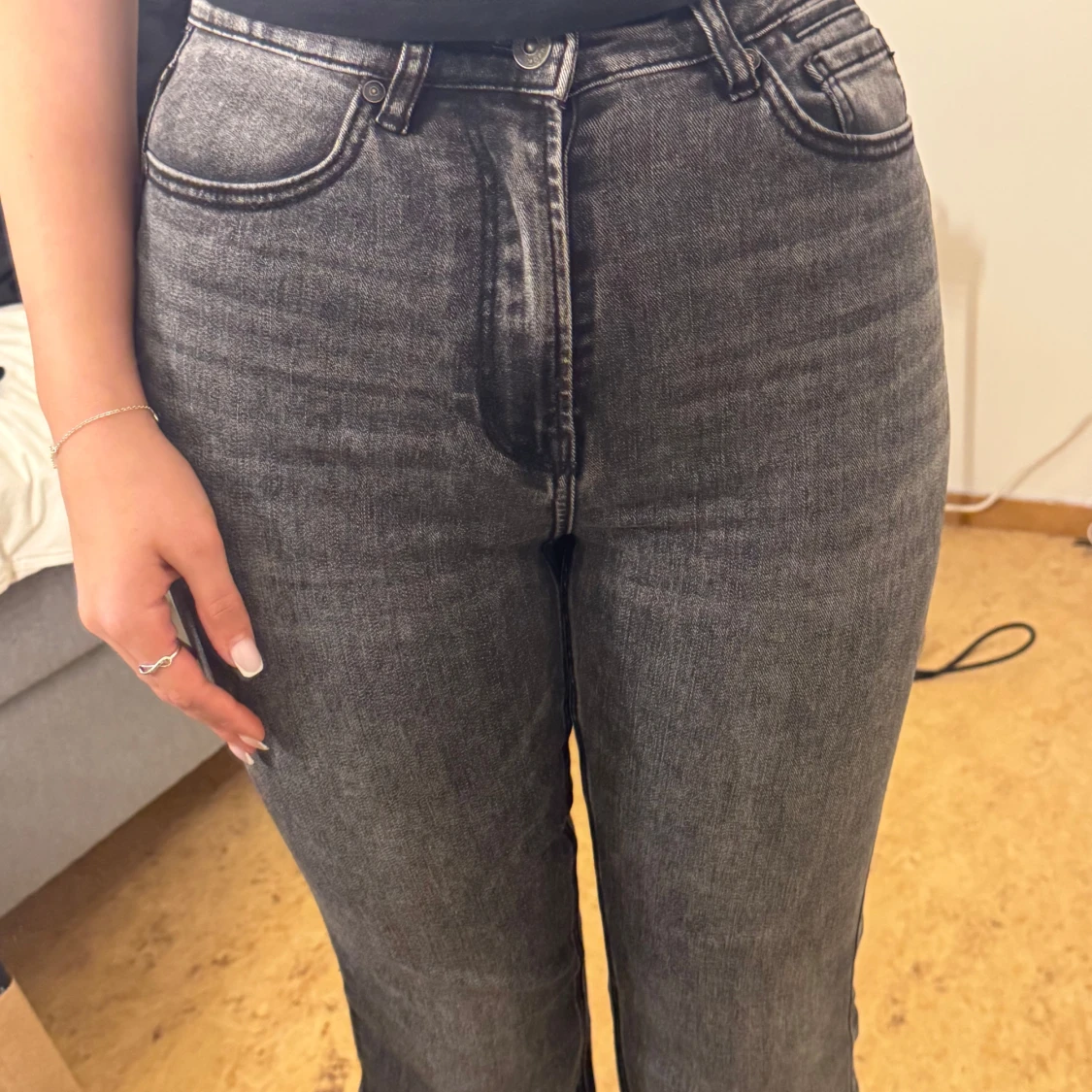 Gråa bootcut jeans med slits - 2
