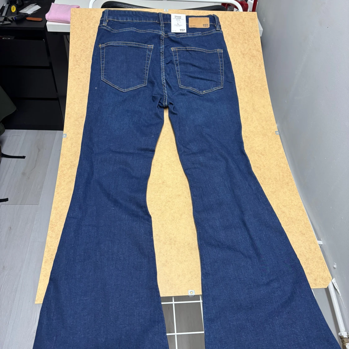 Blå Snake Flare jeans från 157