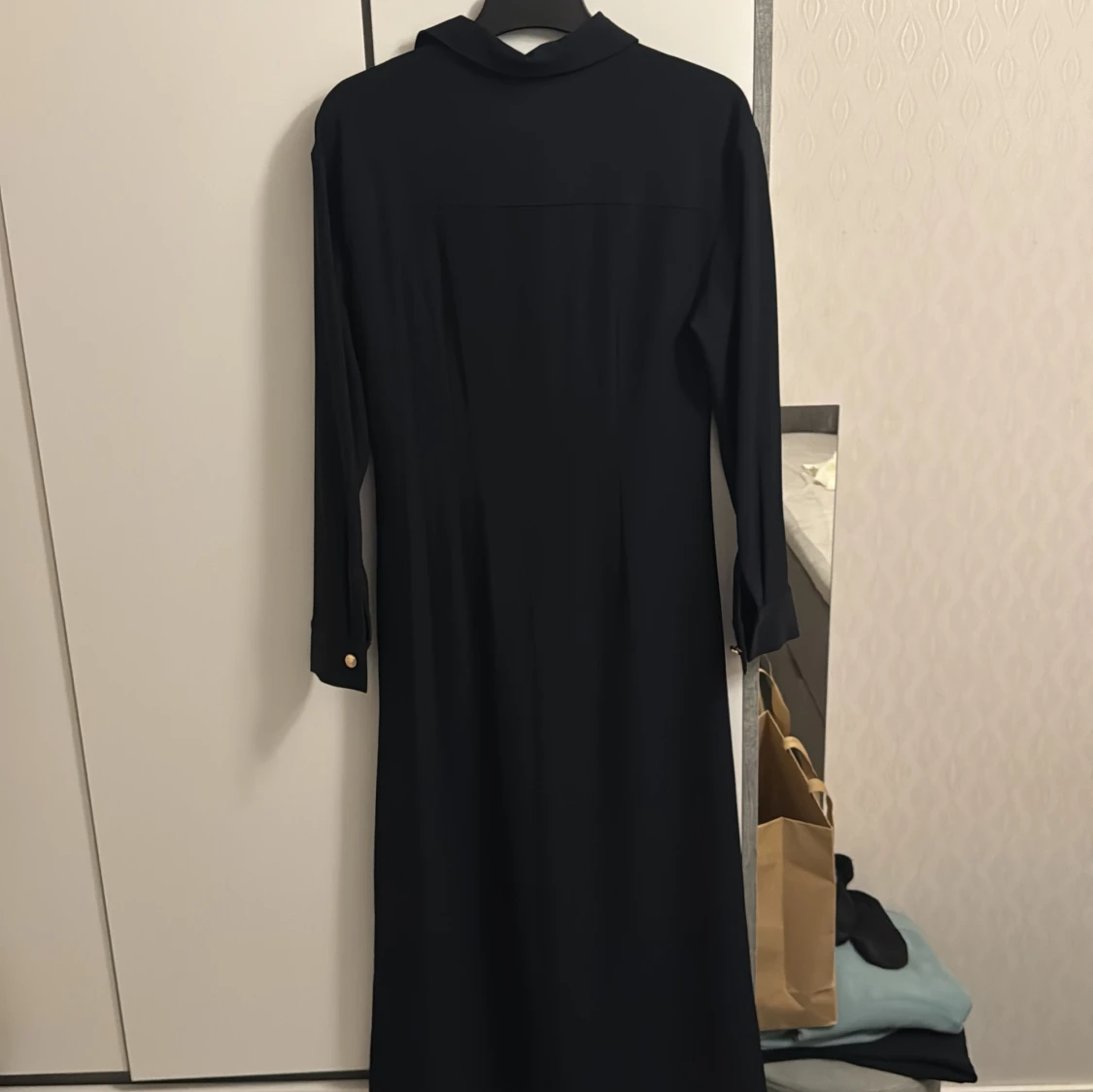 Mörkt marinblå långklänning från Mango - 4