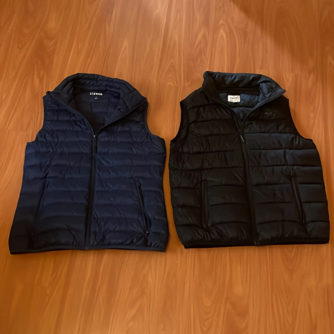 Två västar en mörkblå från strova och en svart från kappahl. En av dem 170kr styck / båda 299kr