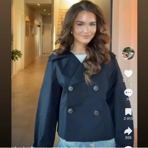 Trenchcoat  - Jättefin marinblå trenchcoat i utmärkt skick!