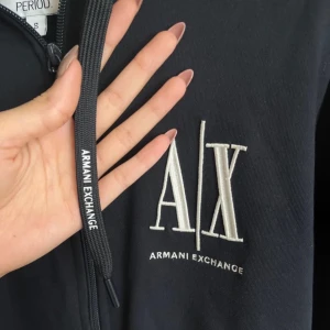 Armani Exchange  - Mörkblå tröja , använd en gång , är i nytt skick köpt på herravdelningen. Ord.pris 1499kr