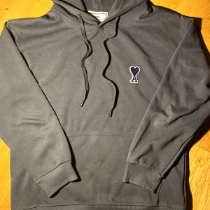 AMI Hoodie - Säljer en fet hoodie från AMI Paris🤩. Jäkligt skön färg som passar till allt! Toppskick💯. Hör av dig om du har några frågor!