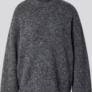 Grå stickad tröja i ull - Mysig grå stickad tröja med rund hals och långa ärmar. Perfekt för kyliga dagar märket är ifrån Gina tricot är knappt använd och i strl xs/s mycket gosig priset går och diskutera 