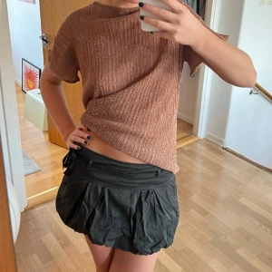 Cargo kjol - As cool kjol i mörkgrönt från Bershka i storlek M, passar snarare en S!💚