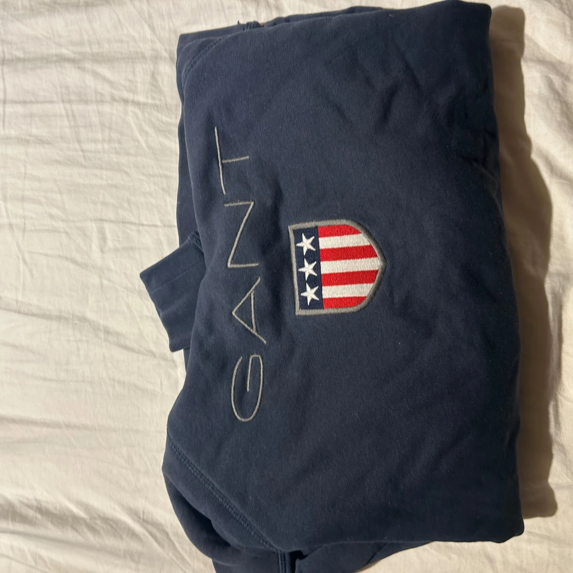 Mörkblå hoodie från GANT med logga