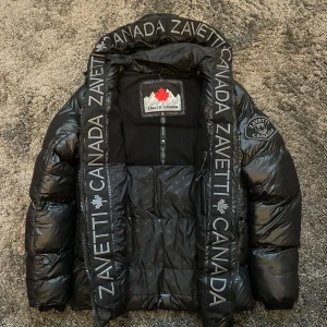 Zavetti Canada Vinterjacka - Varm vinterjacka från Zavetti Canada. Jackan är väldigt stor i storleken så den sitter som en vanlig S, alltså ungefär 168-175cm. Jackan har inga tecken på användning. Skriv vid frågor