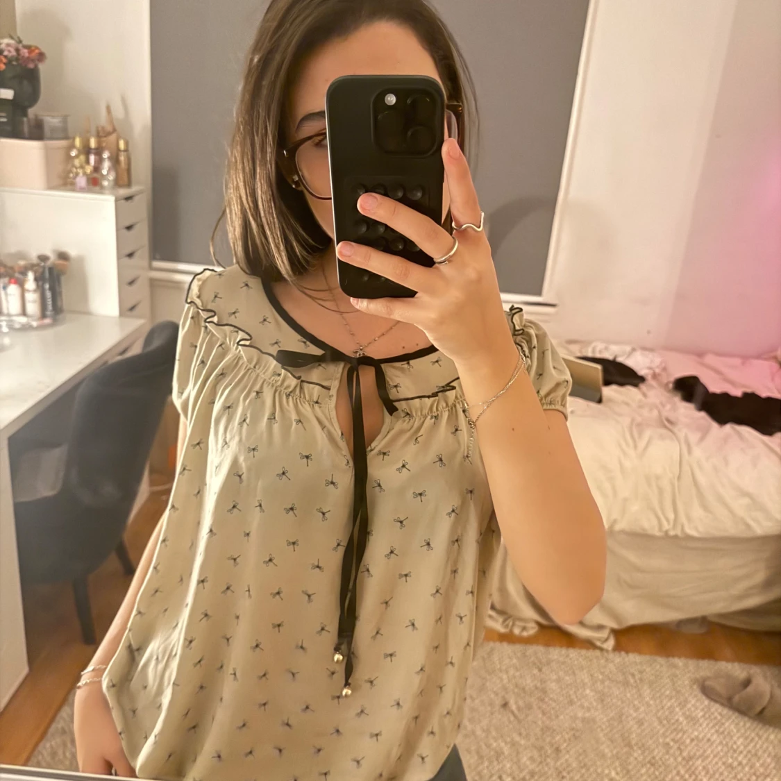 Beige blus med svart knytband - 1