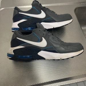 Nike AIRMAX Stl 45 - Nike AIRMAX. Intill nyskick, inga defekter. Endast lite smutsiga men tvättas självklart innan frakt. Nypris 1799kr.