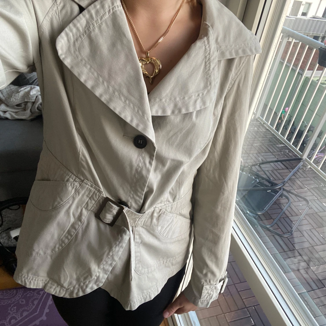 Beige trenchcoat med bälte - 1