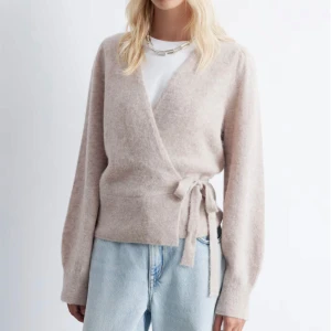 & other stories omlott stickad  - Säljer min super söta & other stories omlott kofta pga ingen användning! 