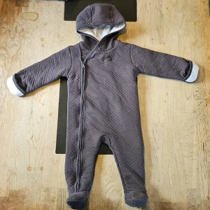 Mjuk grå overall från fixoni - Mjuk och skön overall från fixoni, går att vika över händerna. Använd endast i vagn. Lite tvättpåverkad så ytludd finns. Storlek 74