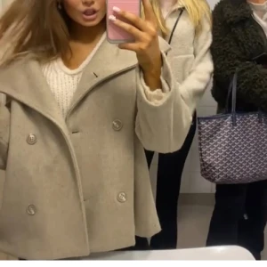 Kort kappa - Jätte snygg tjock kappa ifrån Bubbleroom. Passar även mig som bör xs/s🩷 super skick