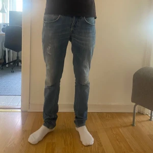 Dondup george - Ett par riktigt snygga Dondup george jeans med snygga slitningar. Han på bilden är 175. Skriv om ni har fler frågor.