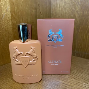 Parfums de Marly Althaïr EdP - Althaïr från Parfums de Marly är en Eau de Parfum med modern känsla. Flaskan rymmer 125 ml och parfymen är tillverkad i Frankrike. Perfekt för dig som vill sticka ut med en lyxig och unik doft.