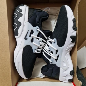 Oanvända Nike Presto React EU44  - Helt nya i Storlek 44 (28 cm). Kvitto finns. Modellen kom ut för några år sen men finns inte längre att köpa, så den är sällsyn. OBS!! Sista priset är 1600 kr. Inte intresserad av byten. Skickas spårbart och försäkrat i en alternativ original nike låda. 