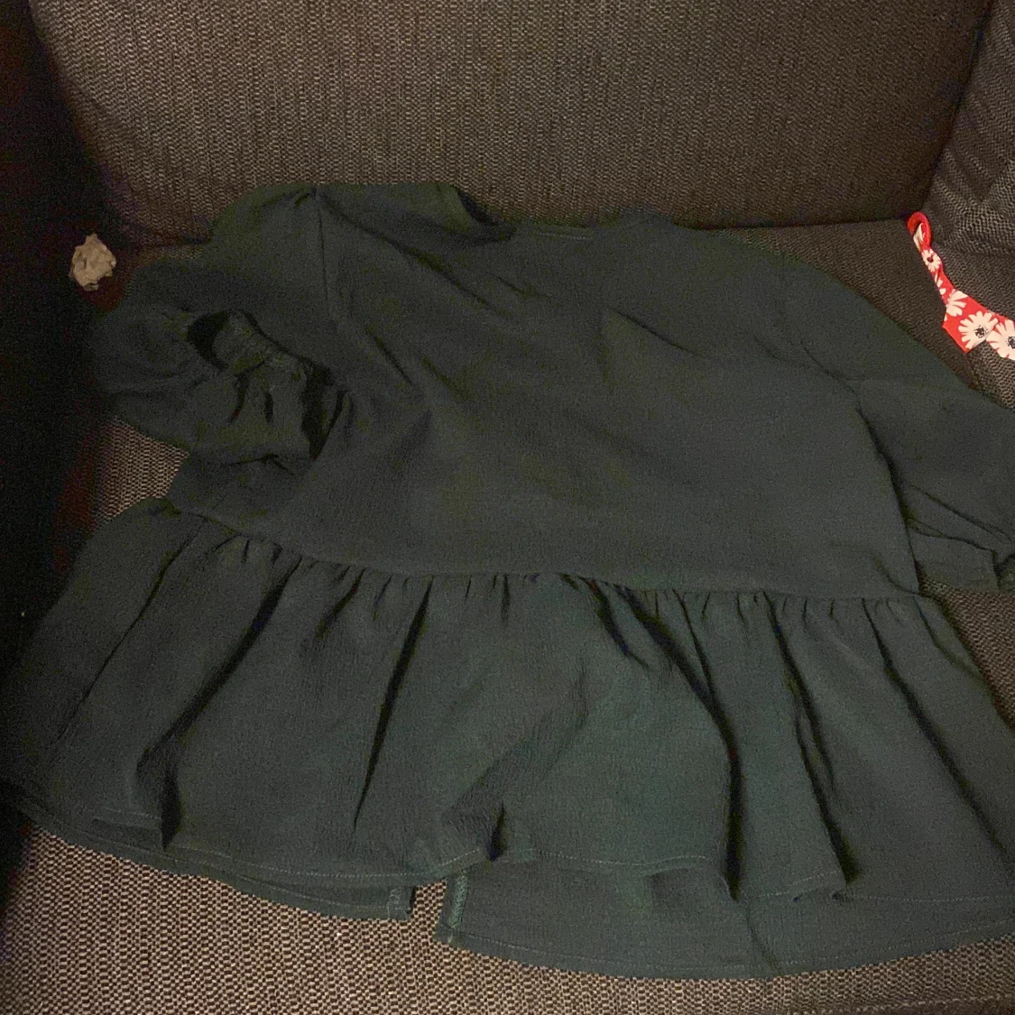 Mörkgrön blus med knyt och volang - 1