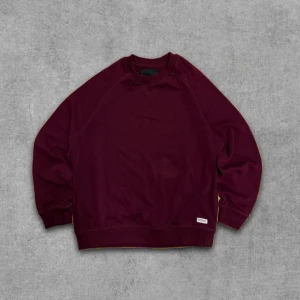 Vinröd sweatshirt i bomull - Enkel och stilren vinröd sweatshirt med rund hals och långa ärmar. Tröjan har en relaxed passform och är tillverkad i mjuk bomull. Perfekt för dig som gillar en clean look och vill ha något bekvämt att slänga på dig.