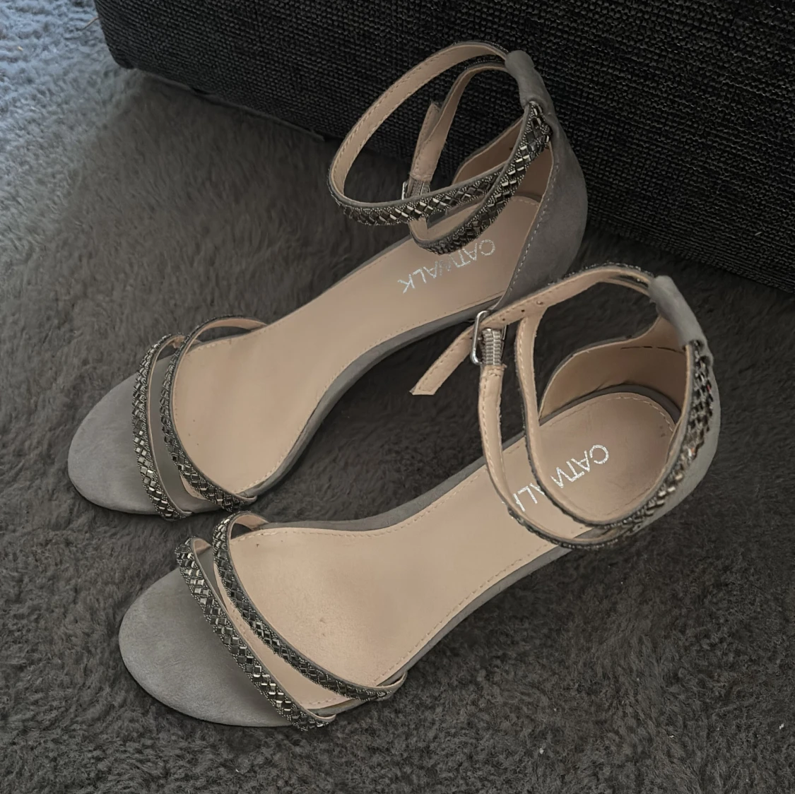 Grå sandaler med klack från Catwalk - 2