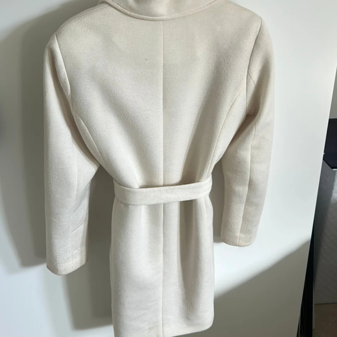 Beige kappa med bälte från Vero Moda  - 2