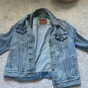 Ljusblå jeansjacka från Levi's - Klassisk ljusblå jeansjacka från Levi's, är i storlek m men passar även för xs/s, minns inte original priset men runt 1000. 