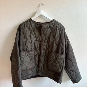 Zara jacka - Grön jacka från Zara med stora fickor framtill och knäppning med knappar. Jackan har en loose passform, rund halsringning och coolt mönstrad yta. Perfekt nu till hösten!!!