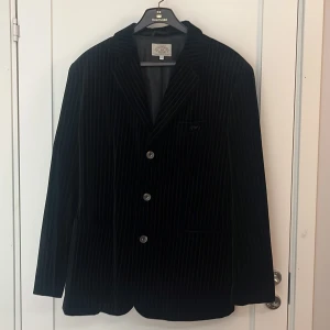 Mörkblå Kavaj från Armani  - Säljer denna snygga, hostiga mörkblåa kavajen från Armani Jeans. Den är i otroligt bra skick då den använts fåtal gånger. Köptes i Milano av farsan för ca 10 år sedan