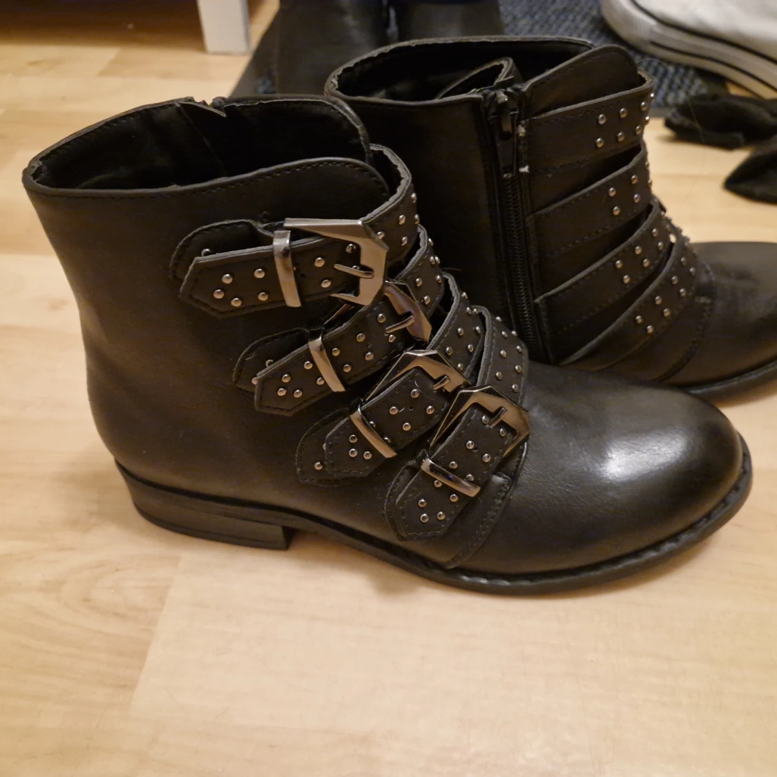 Svarta boots med nitar och spännen