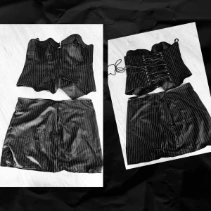 Svart randig bustier och kjol set - Snygg tvådelad kostym från TOPLADY  med bustier och minikjol i svart tyg med tunna vita ränder. Bustiern har krage, dragkedja fram och snörning bak för perfekt passform. Kjolen är rak och kort, perfekt för en trendig look. Materialet känns slätt och har lätt glans. Använt 1 kväll . 