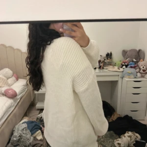 Vit stickad kofta i oversized modell - Mysig vit stickad kofta med ribbad struktur och lång ärm. Koftan har en loose och oversized passform, perfekt att slänga över en t-shirt eller topp. Enkel och stilren design som funkar året runt.