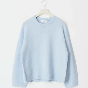 Ljusblå stickad tröja från GINA TRICOT - Supermjuk ljusblå stickad tröja från ARKET med rund halsringning och ribbade muddar. Tröjan har en loose passform och långa ärmar, perfekt för lager-på-lager. Enkel och stilren design som är lätt att matcha med jeans eller kjol.