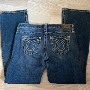 Vintage bootcut jeans - Snygga jeans från Big Star. Midjemåttet är 43cm och innerbenslängden är 78cm. Den har lite fläckar men kan knappt se de.