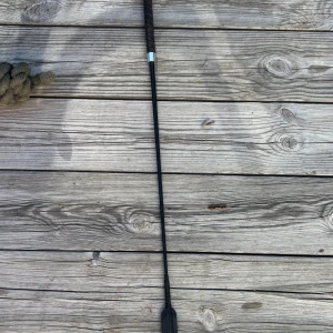 Svart ridspö - Svart ridspö i mycket gott skick med skönt handtag 