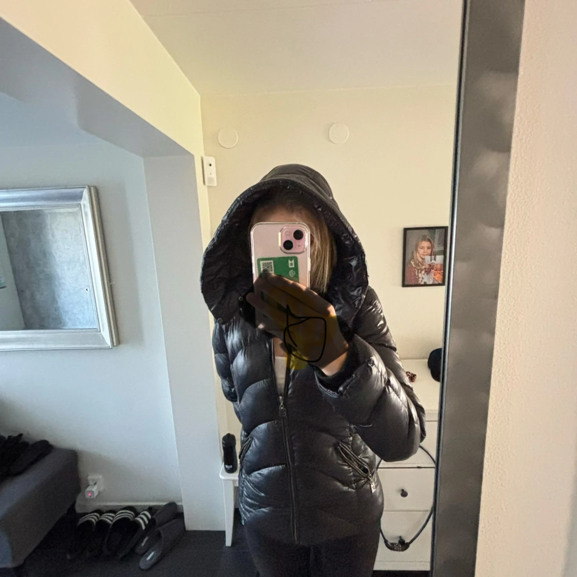 Svart pufferjacka med huva