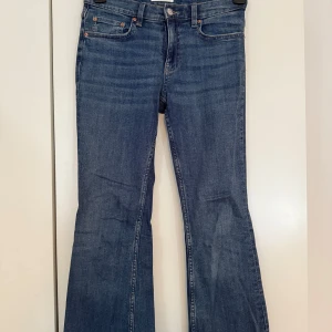 Blå bootcut jeans från Perfect Jeans - Snygga blå bootcut jeans från Perfect Jeans i klassisk denim. Modellen har fem fickor, normal midja och utsvängda ben. Perfekta för dig som gillar en retroinspirerad look med moderna vibbar.