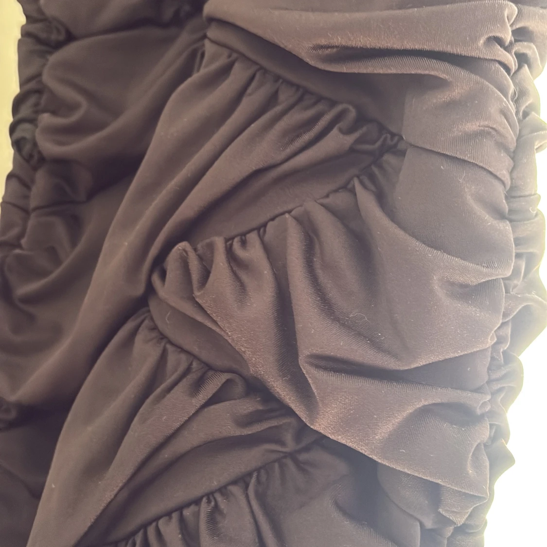 Svart ruched kort klänning - 1