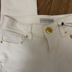 Vita guess jeans - Skitsnygga!!! Normala i storleken