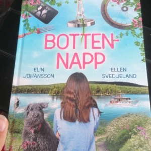 Bottennapp av Elin Johansson & Ellen Svedjeland - En charmig och rolig bok om Heidi som tvingas tillbringa sommaren på landet med sin mamma, morbror, hans ungar och en illaluktande hund. En berättelse om vänskap, oväntade äventyr och att hitta nya möjligheter när allt känns hopplöst.            Boken är ny och oanvänd! 
