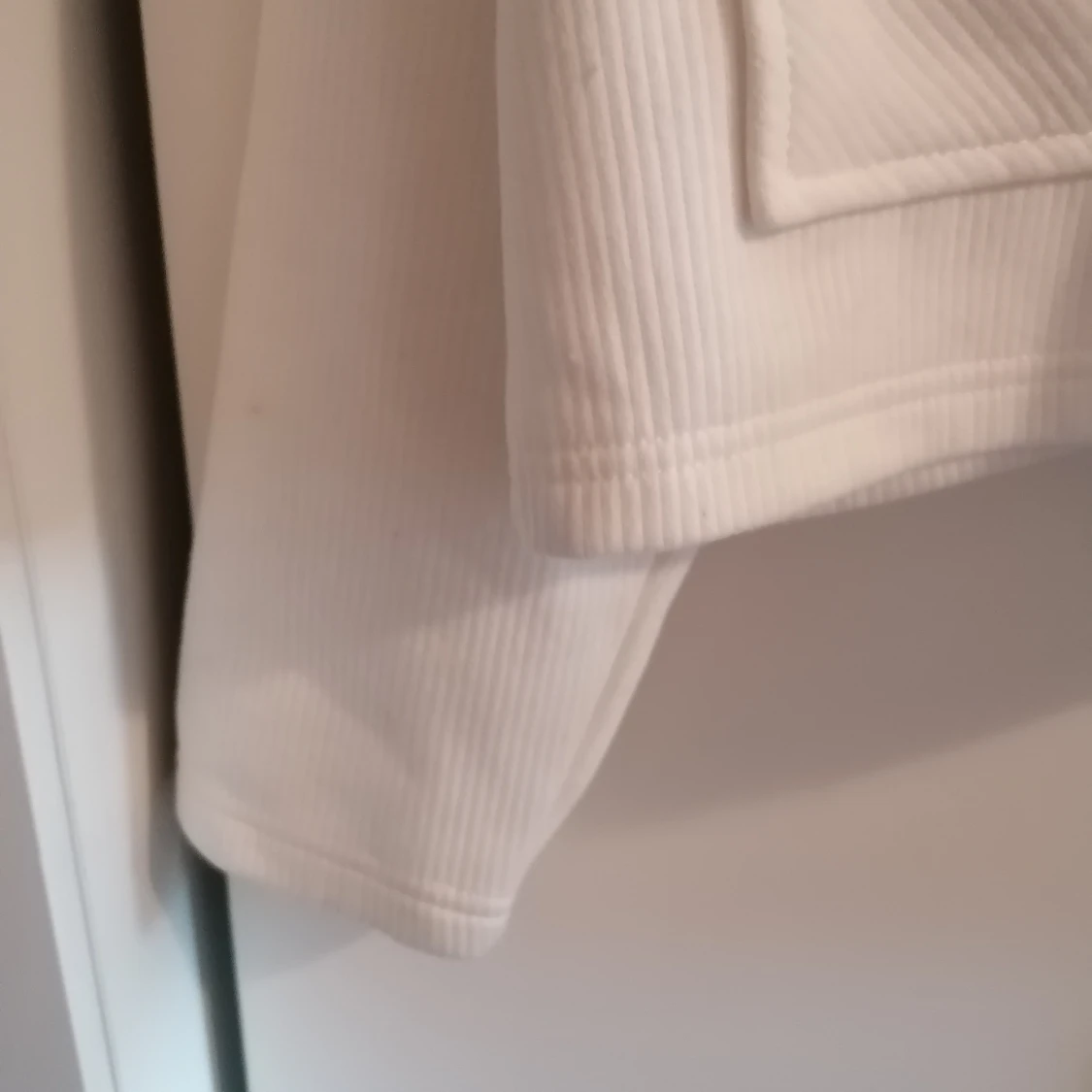 Vit hoodie med dragkedja från Crivit - 1